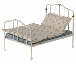 Maileg Bed, Parent Mouse - Off White -Maileg 11 2119 00 2 900x750 resize fill 2048x png