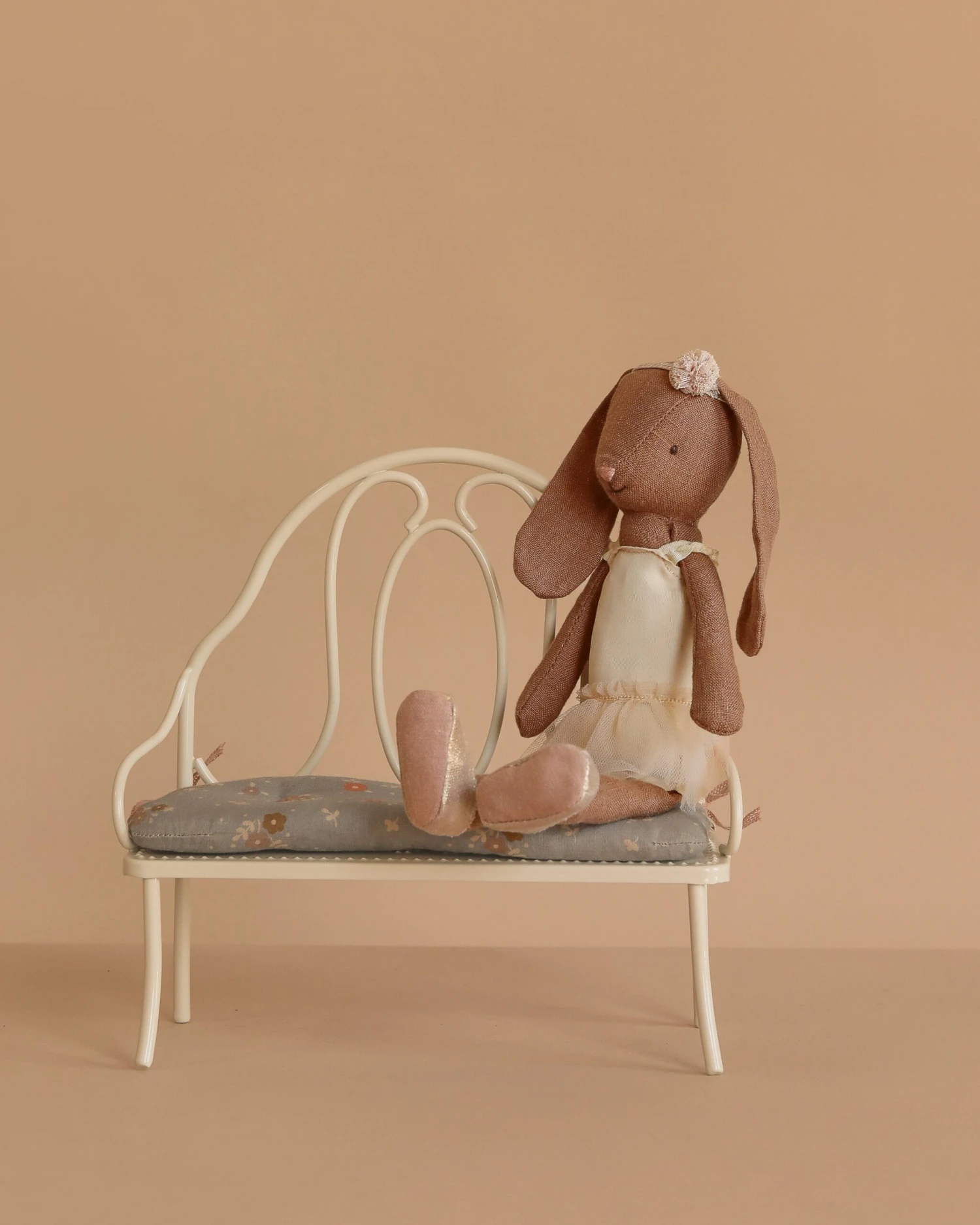 Maileg Bunny, Size 2 - Chocolate Brown - Ballet Suit And Skirt - Cream 3 Maileg Bunny, Size 2 - Chocolate Brown - Ballet Suit And Skirt - Cream